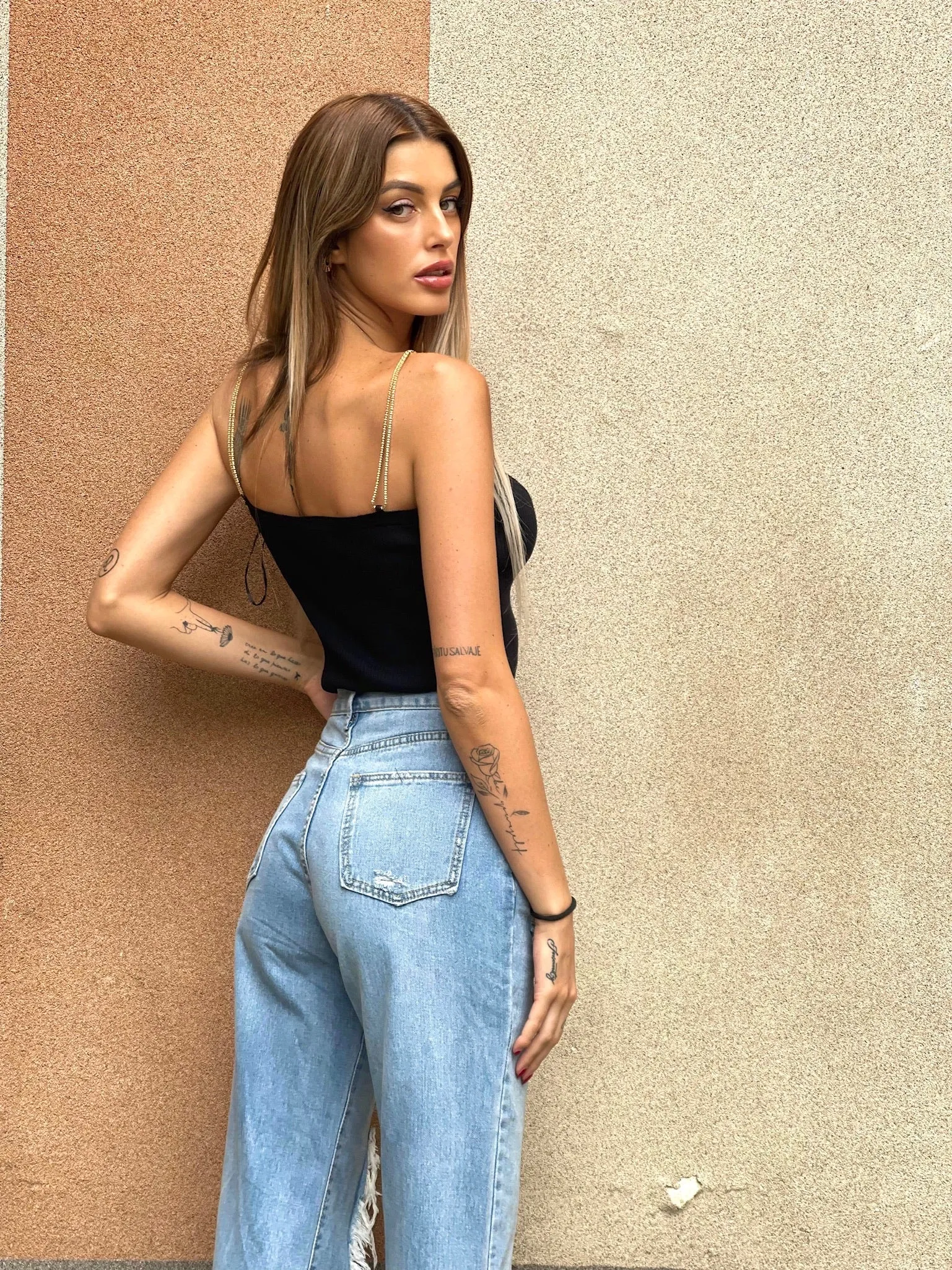 Jeans con maxi spacco e risvolto