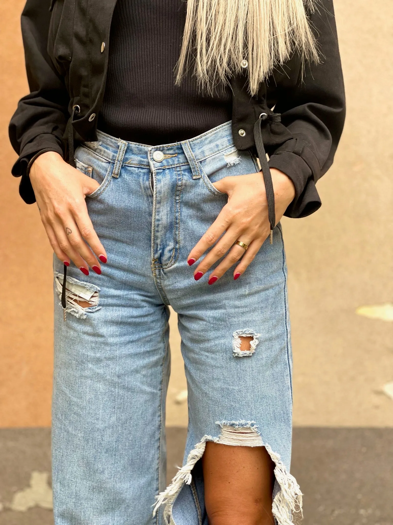 Jeans con maxi spacco e risvolto